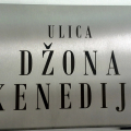 Lasersko graviranje natpisa na metalu, naziva ulica, brojeva ulaza, obaveštenja i sl.